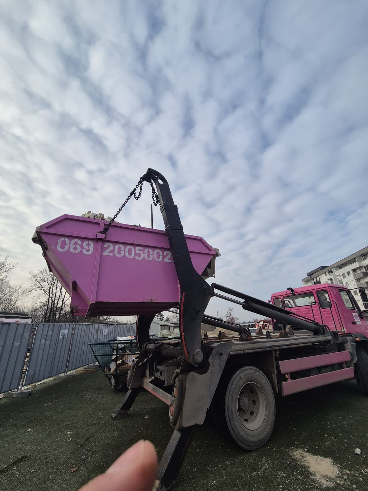 Rozi Kamion truck with pink container