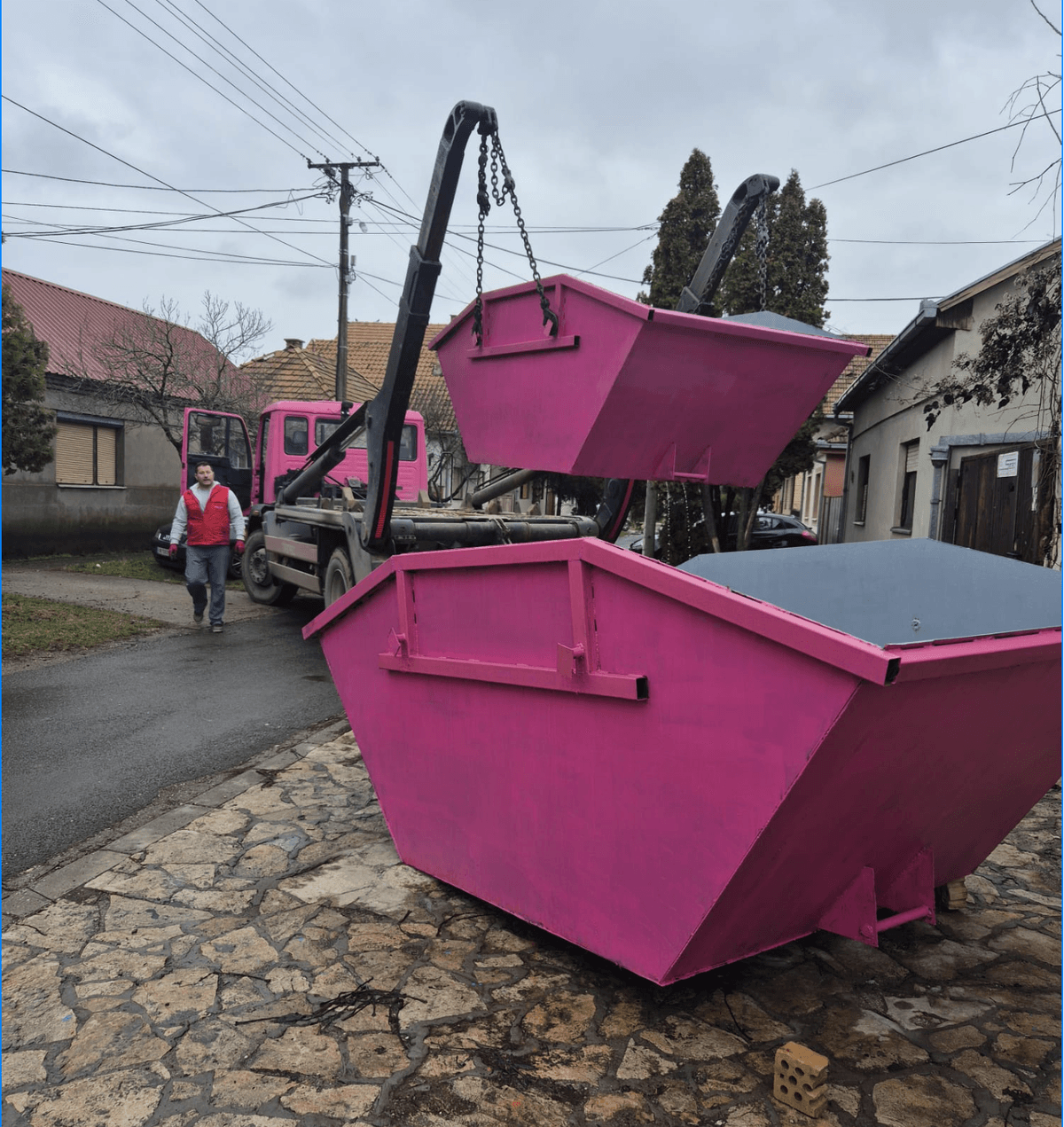 Zamena kontejnera - Rozi Kamion pink containers
